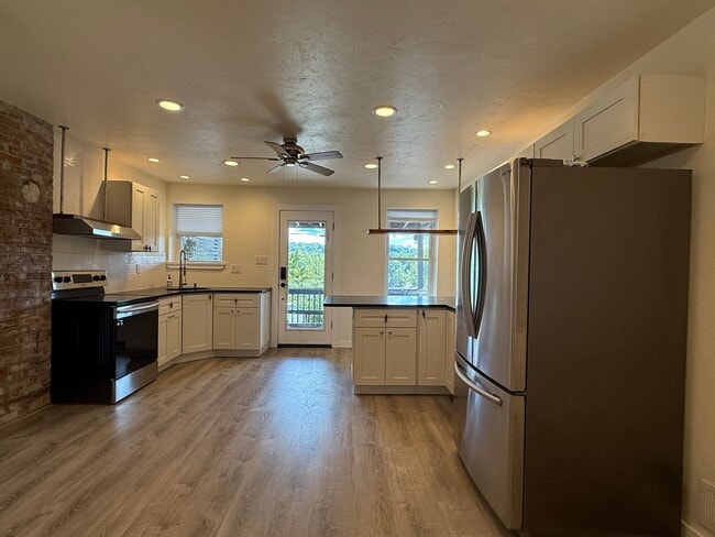 Building Photo - Charming Riverfront 2BR Walking Distance t...