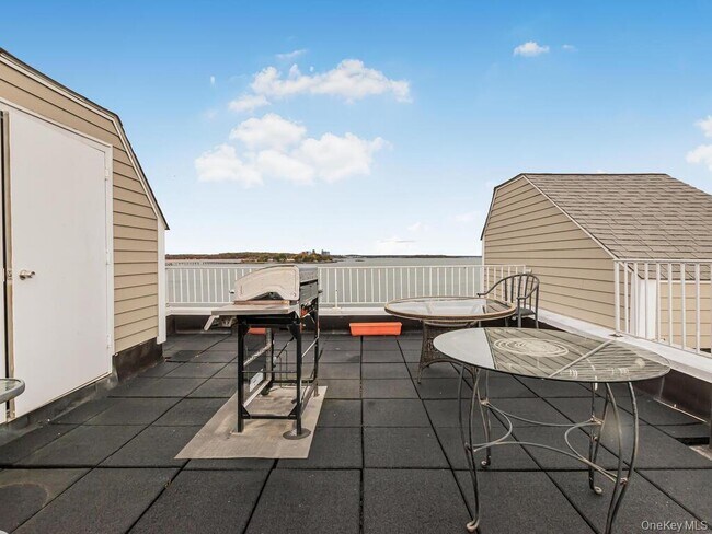 Building Photo - 240 Bowne St