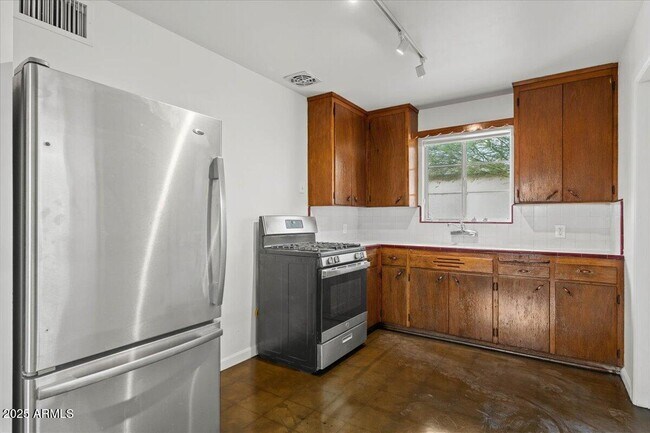 Building Photo - 2408 W Weldon Ave