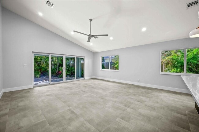 Building Photo - 828 NE 17th Way
