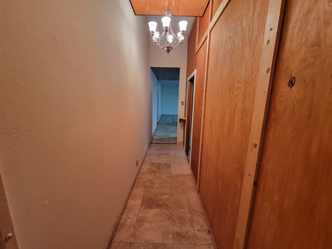 Building Photo - Single story in Montara Est 4 bed/2 full b...
