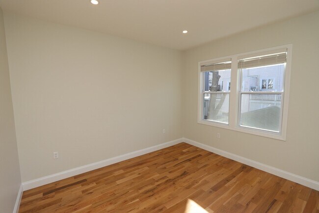 Building Photo - 14-16-16 Harriet St