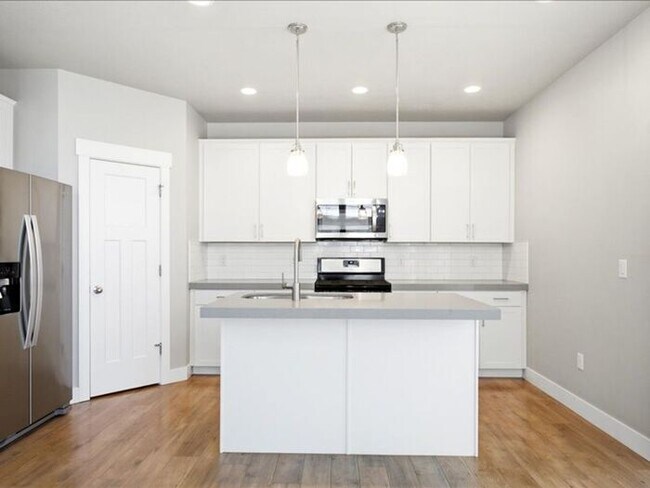 Building Photo - Herriman Lovely 3 bed, 2.5 bath Townhome
