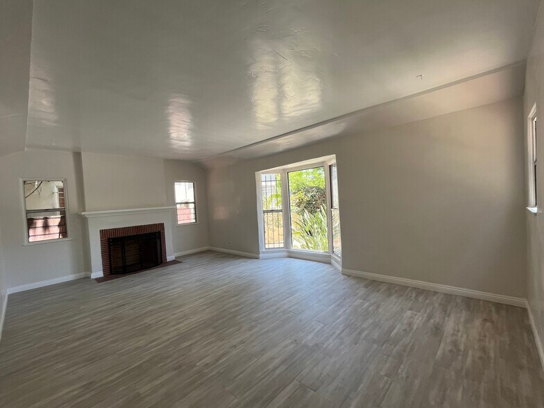 Large living room - 1807 S Redondo Blvd