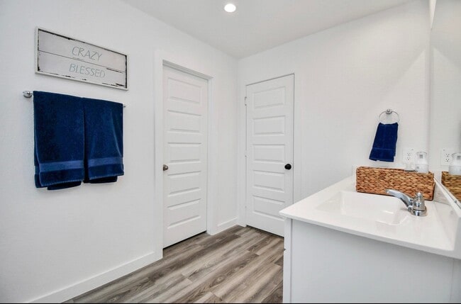 Building Photo - 10411 Pelham Cres Ct