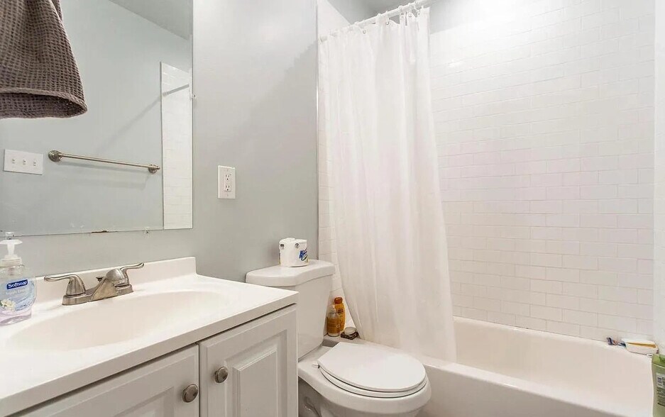Building Photo - 922 S 49th St