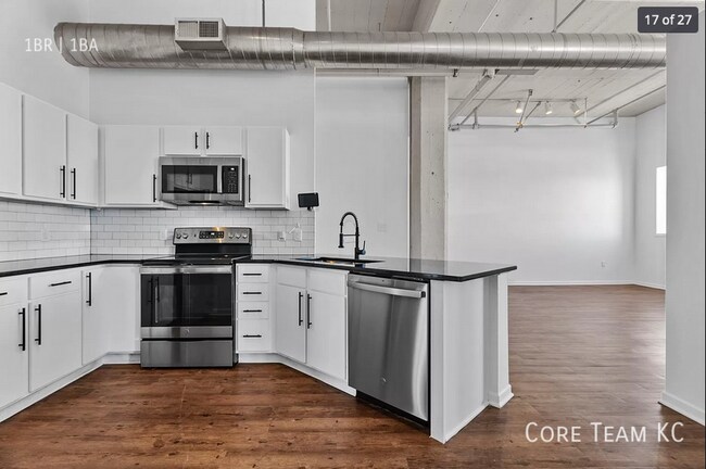 Building Photo - 320 W 7th St