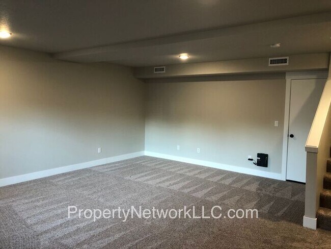 Building Photo - Outstanding Townhouse in Sandy Oregon