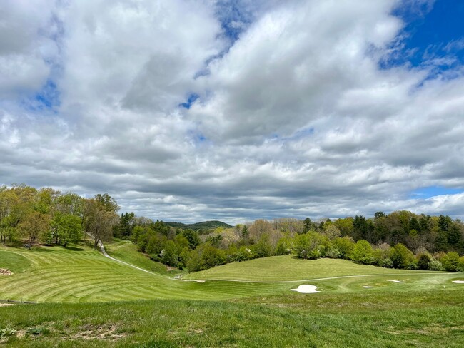 Building Photo - Modern 3 Bedroom Golf Course Home