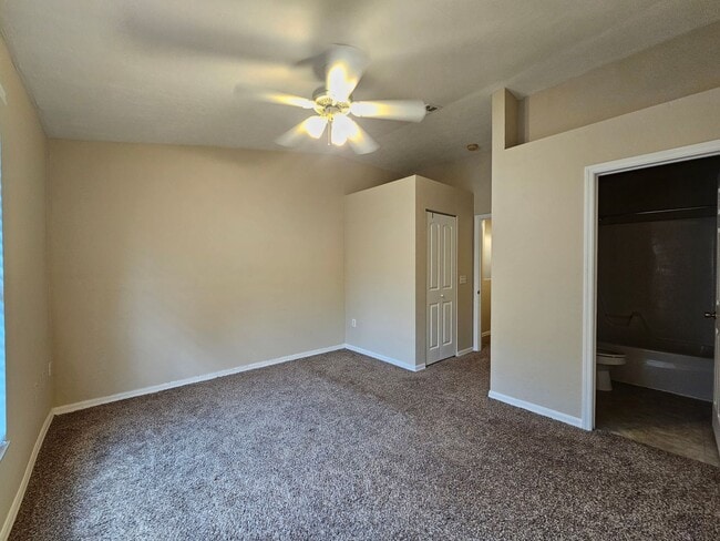 Building Photo - 2 Bedroom/ 2.5 Bath in Victoria Station