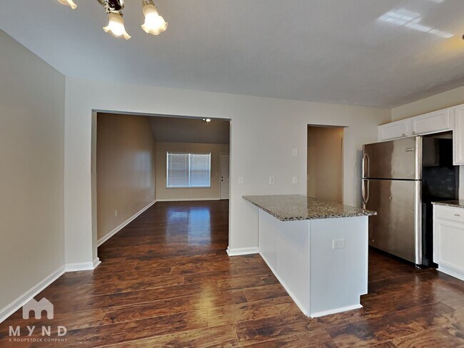 Building Photo - 207 Lake Forest Dr
