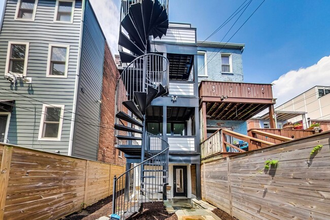 Building Photo - Amazing Victorian Two-level unit  in Colum...