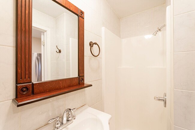 Building Photo - Four Bed Graduate Hospital Home