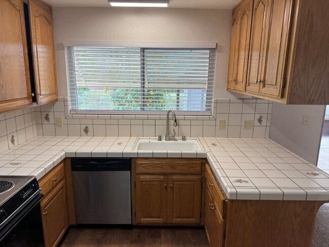 Building Photo - 2 Bedroom 2 Bath One Story Senior Community Vacaville *Star Rentals