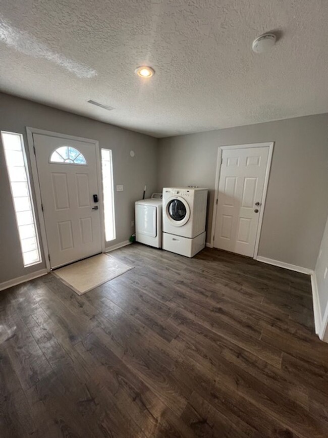 Building Photo - Beautifully Remodeled 2 Bedroom 1 Bath 1 C...