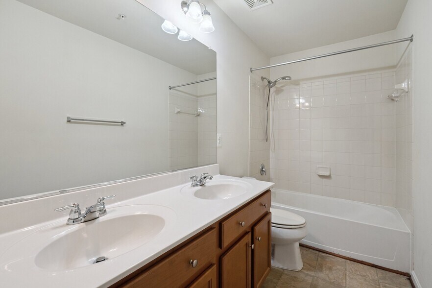 Building Photo - 12910 Hallwood Pl