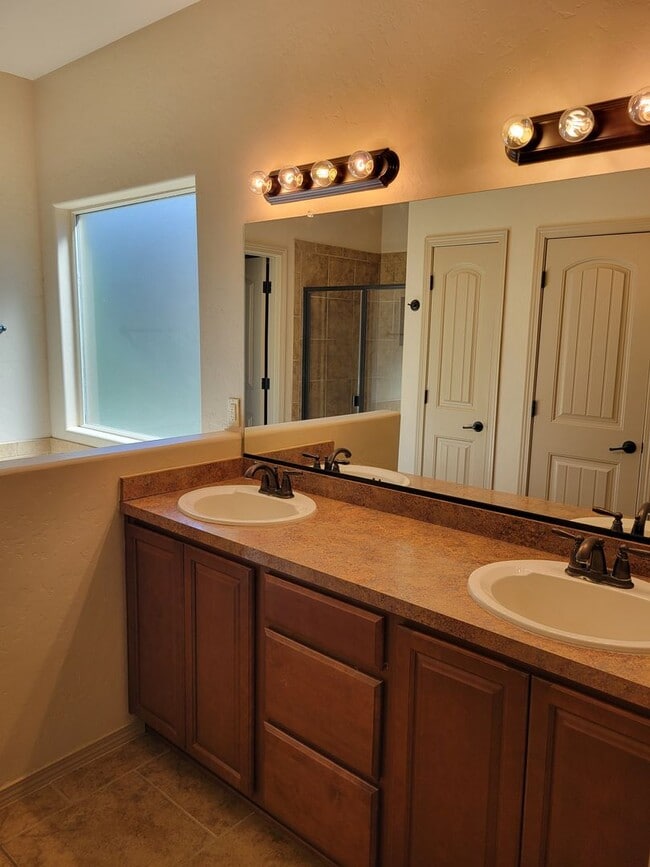 Building Photo - 3 Bedroom, 2 Bathroom Home!