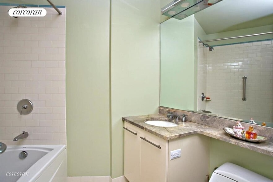 Building Photo - 272 W 107th St