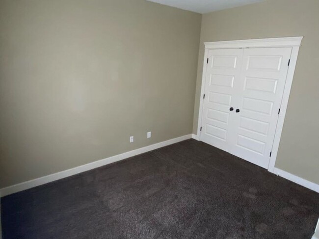 Building Photo - Deposit Moves You In! 5 Bed 4 Bath 3 Car G...