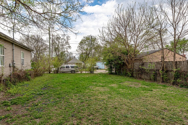 Building Photo - 1915 Woodlawn Ave