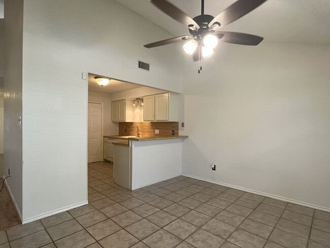 Building Photo - Big 3/2 Townhome Close to Downtown