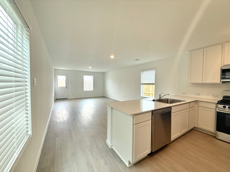 Building Photo - 934 Pertuso Ln