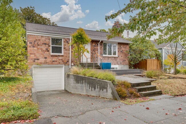 Building Photo - Charming 4 Bed, 2.5 Bath Brick Bungalow in...