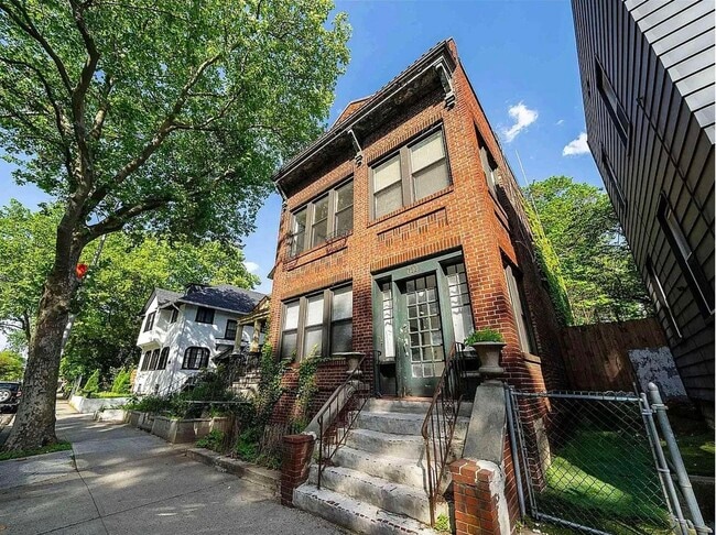 Primary Photo - 644 West Side Ave