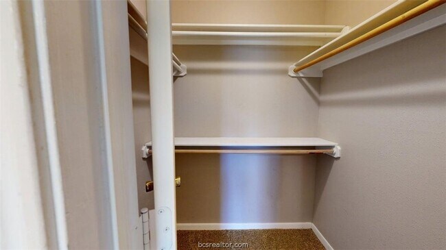 Building Photo - 1507 Hollow Hill Dr