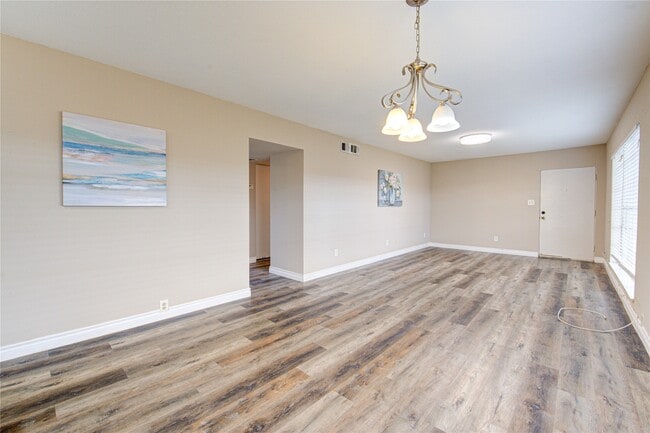 Building Photo - 2101 Fountain View Dr