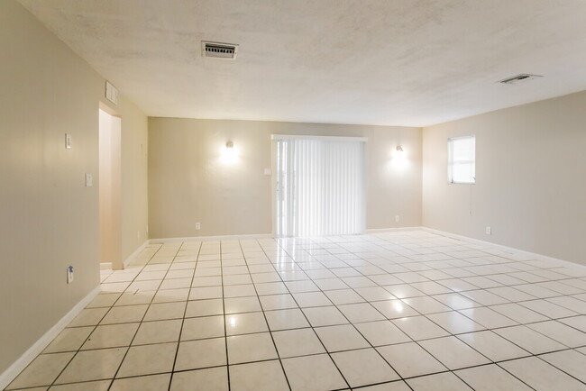 Building Photo - 5201 N Andrews Ave