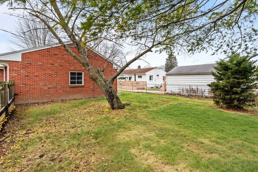 Building Photo - 5525 Sunnyside Dr