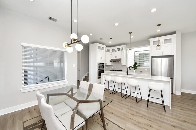 Building Photo - 410 E 41st St