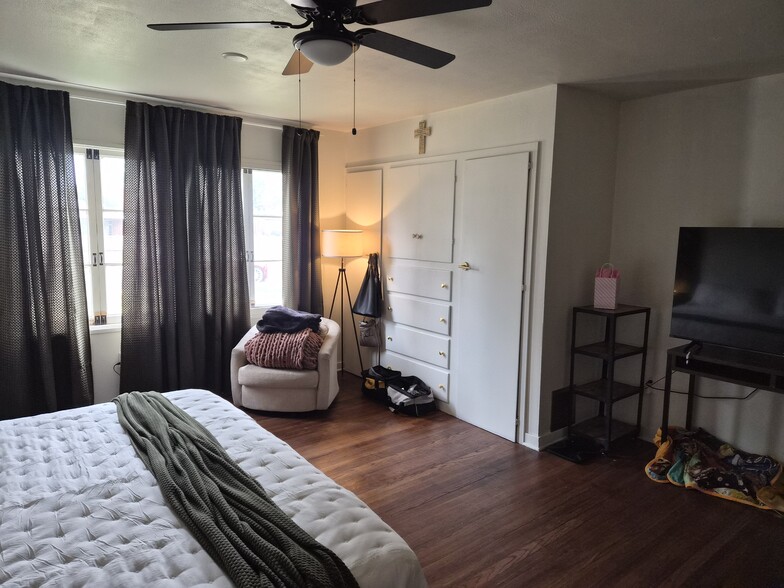 Building Photo - 131 E 14th St