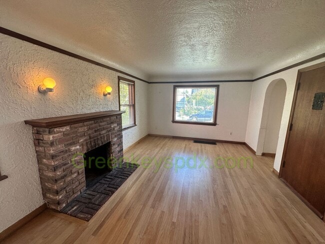 Building Photo - Gorgeous Pet-Friendly 3 Bedroom 1 Bath House