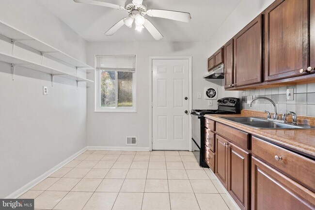 Building Photo - 3001 Fairhill Ct