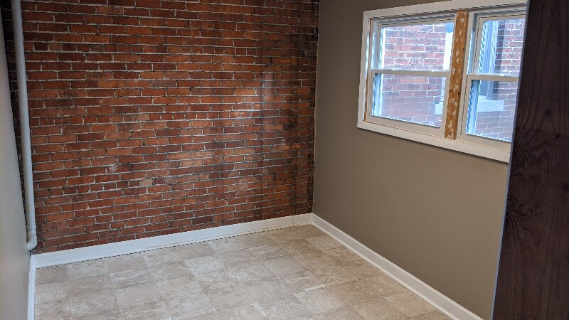 Building Photo - 127 1/2-38-32 E Main St