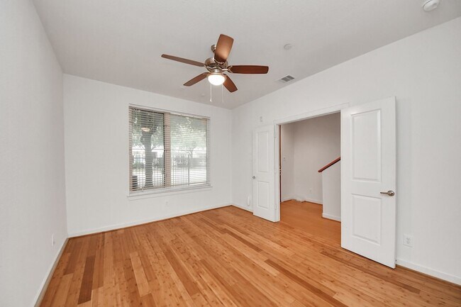 Building Photo - 1403 Delano St