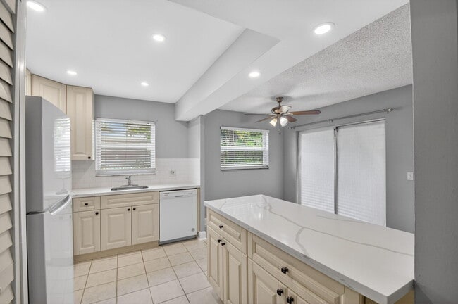 Building Photo - 310 S J St