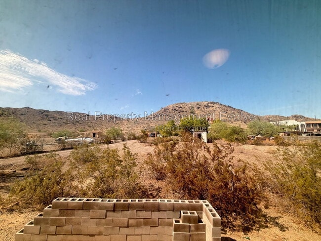 Building Photo - 4213 W Cheyenne Dr