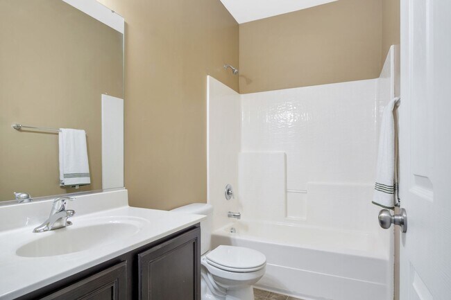 Building Photo - Spacious 3 Bedroom 3.5 Bathroom Townhome in Newport News