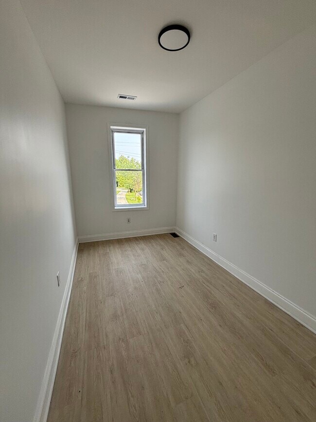 Building Photo - 5 bedroom townhome