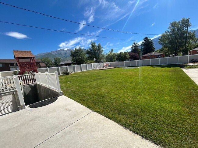 Building Photo - 428 200 E