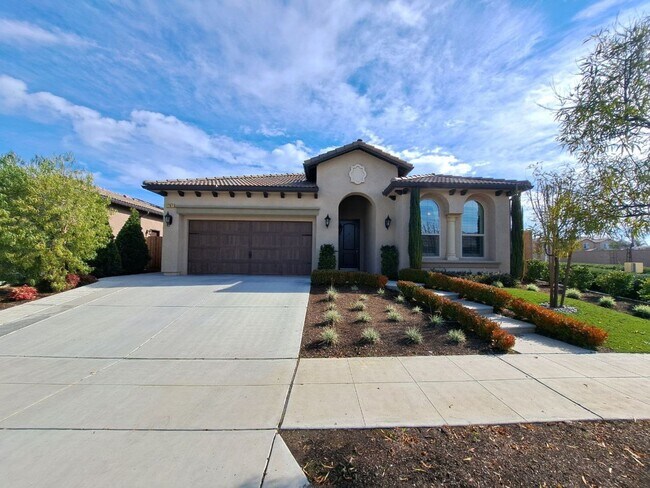 Building Photo - Beautiful 4 Bedroom Home In Clovis!