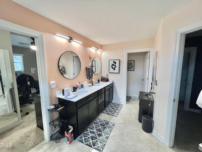 Building Photo - Unique opportunity -- with POOL!