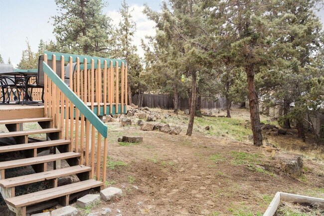 Building Photo - ***$1,000 Off First Month's Rent*** Charming Split Level in NE Bend - HUGE Yard!