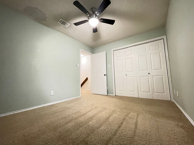 Building Photo - Cozy Townhome Minutes to the Chisholm Trai...
