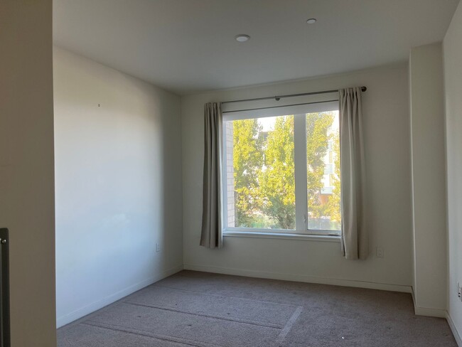 Building Photo - Bright and Modern Two Bedroom Two Bathroom...