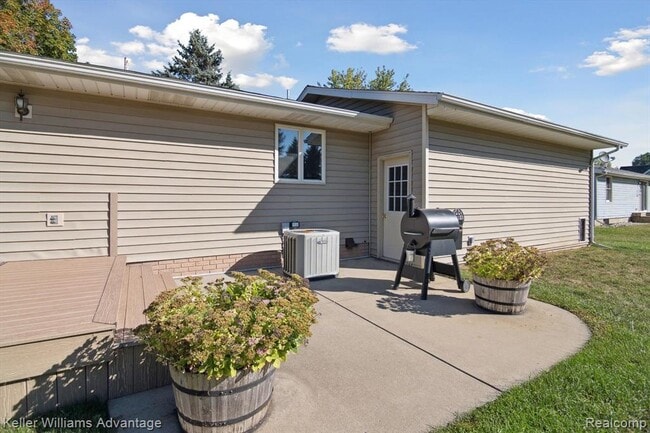 Building Photo - 245 Lynbrook Dr