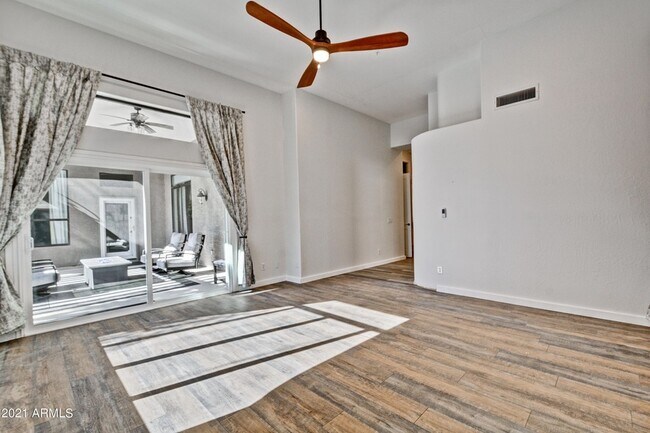 Building Photo - 13059 E Poinsettia Dr